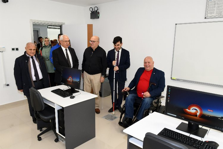 İzmir Karabağlar'da görme engellilere teknolojik laboratuvar
