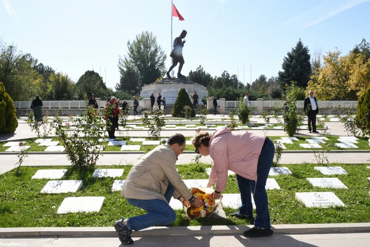 İzmir Karabağlar'da muhtarlar Anıtkabir ve Kocatepe'de