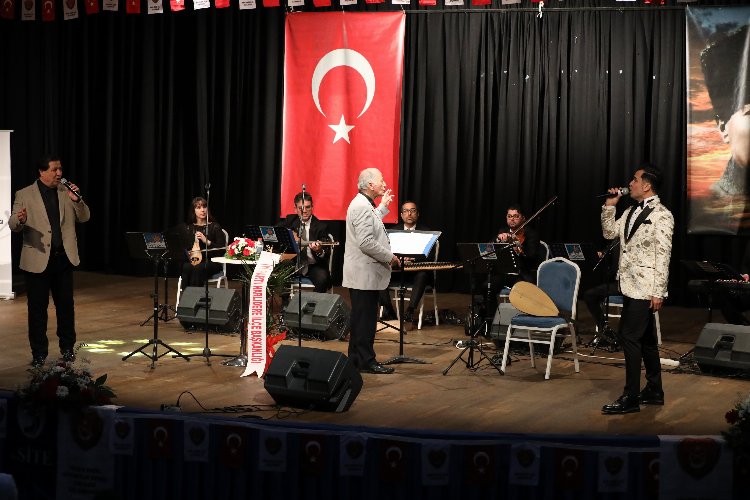 İzmir Narlıdere'de şarkılar eğitime destek için söylendi