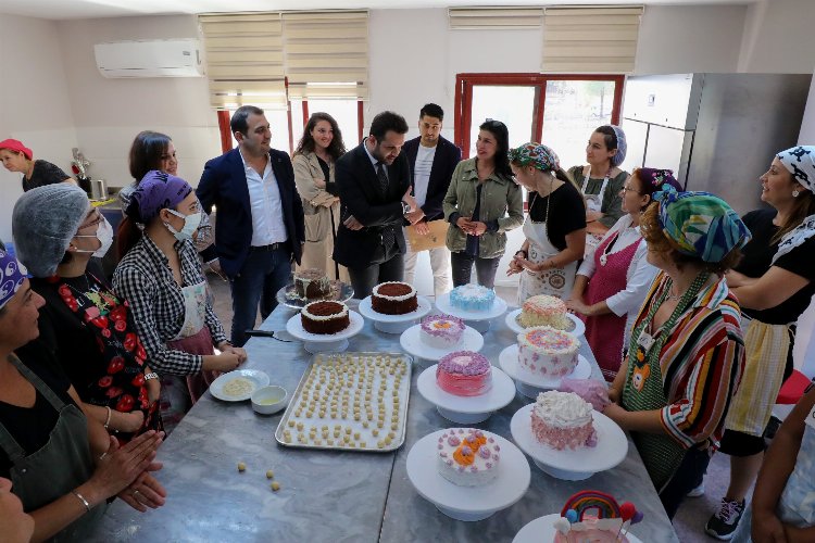 İzmir Narlıdere'nin 'Meslek Fabrikası'nda sertifika sevinci