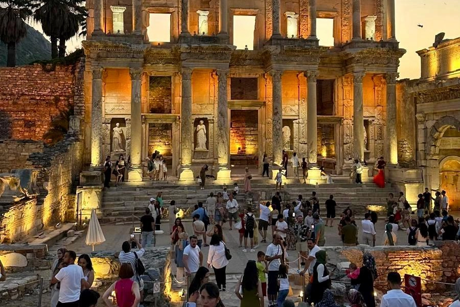 İzmirli gençler Efes’i keşfetti