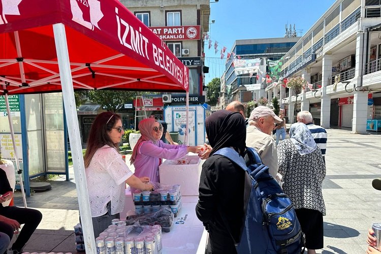 İzmit Belediyesi'nden vatandaşlara etli pilav