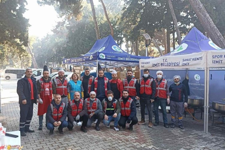 İzmit'in ekipleri afet bölgesinde dört koldan çalışıyor