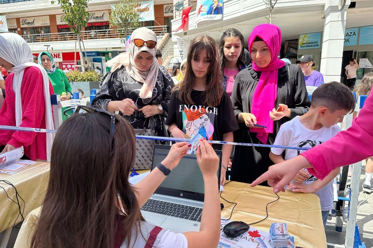 İzmit'te 'Karneni Getir, Biletini Götür'e yoğun ilgi