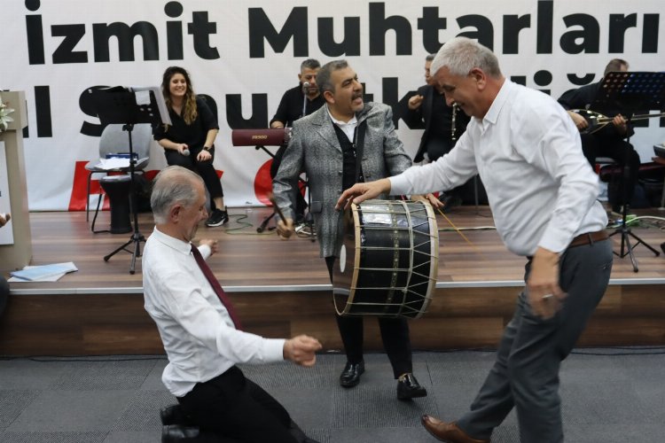 İzmit'te muhtarlar yılı eğlenerek uğurladı