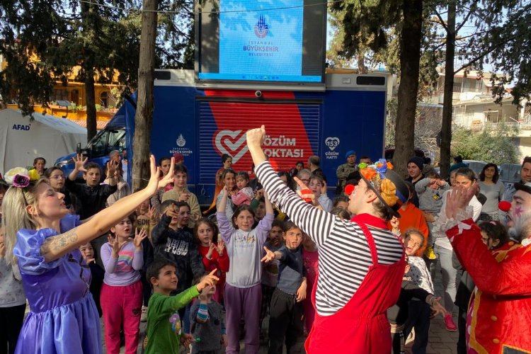 İzmitli gönüllü tiyatrocular Hatay'da minikleri eğlendiriyor