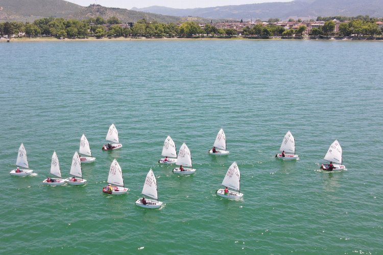 İznik Gölü'nde yelkenler 1 Temmuz için yarıştı