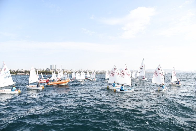 Kadıköy Cumhuriyet Kupası Yelken Yarışları başladı