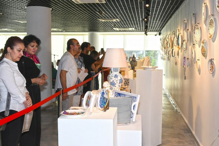 Karabağlar'da çini kursiyerlerinin yıl sonu sergisi görücüye çıktı