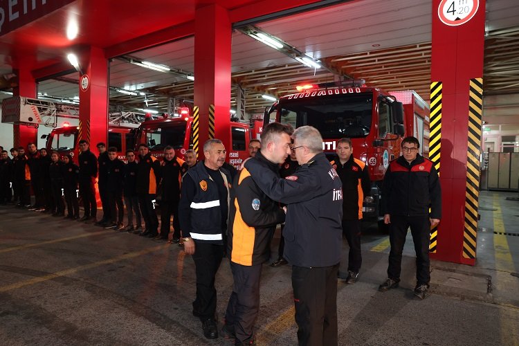 Kayseri Büyükşehir Antalya'da sel yaraları sarıyor