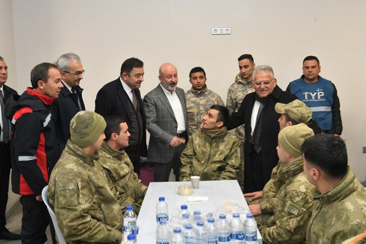 Kayseri'den deprem bölgesine bin tırlık yardım