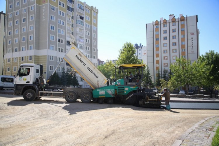 Kayseri Melikgazi'de asfalt çalışması sürüyor