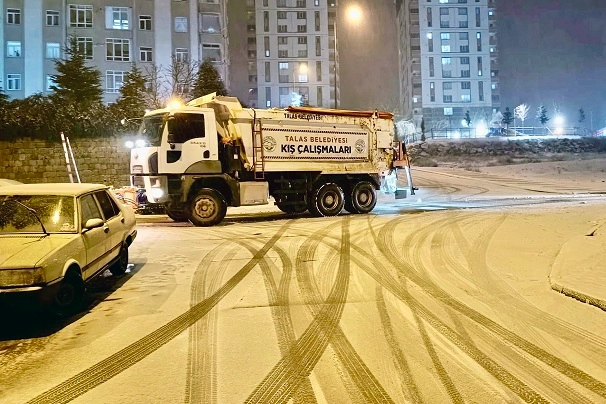 Kayseri Talas'ta kar mesai tam gaz