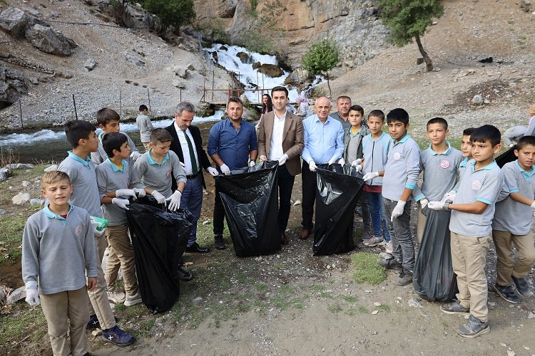 Kayseri Yahyalı'da başkan öğrencilerle temizlik yaptı