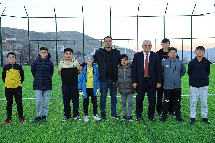 Kayseri Yahyalı'dan spor severler için halı saha