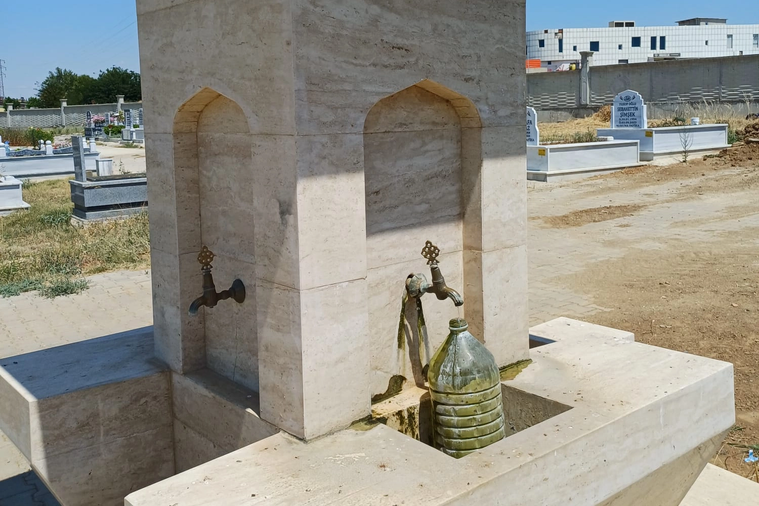 Keşan Asri Mezarlık’taki çeşme arızası mağdur ediyor