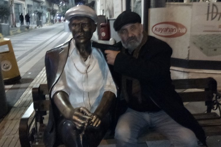 Keşanlı Ali Heykeli'ne silah çekti!