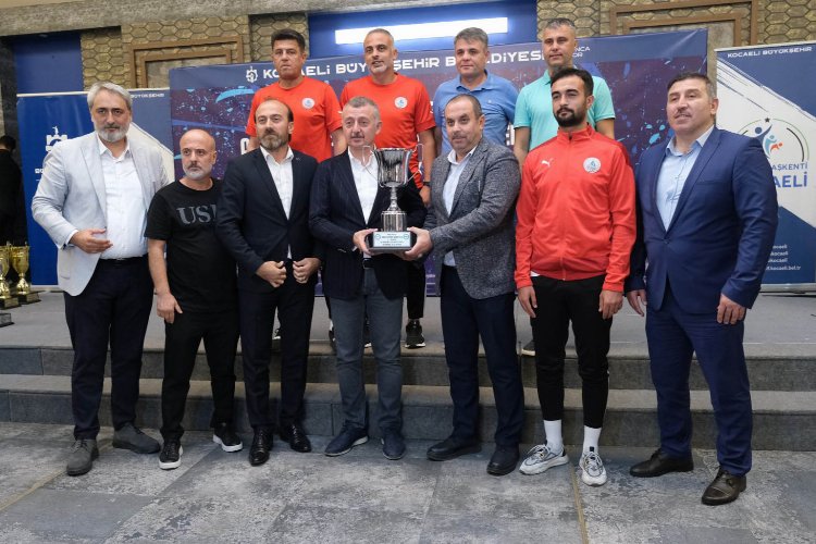 Kocaeli'de amatör futbolda şampiyonlar kupalarına kavuştu