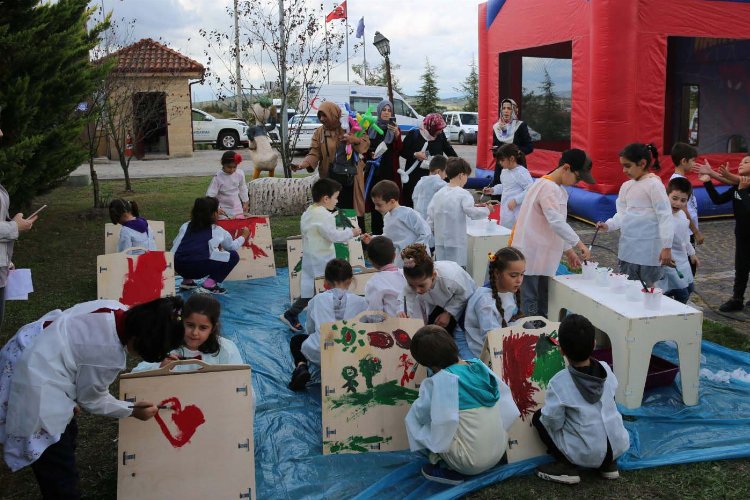 Kocaeli'de çocuklar sevimli patilerle buluştu