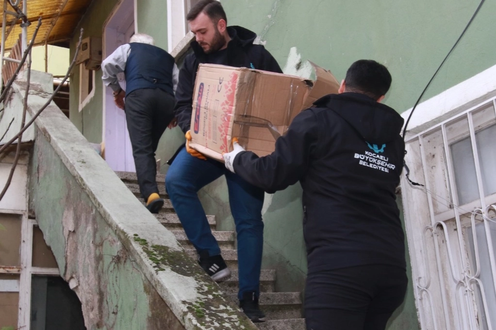 Kocaeli'de doğalgaz ve yakacak yardımları sürüyor