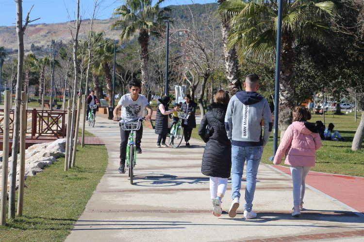 Kocaeli'de güneşli havaya göre sahile akın etti