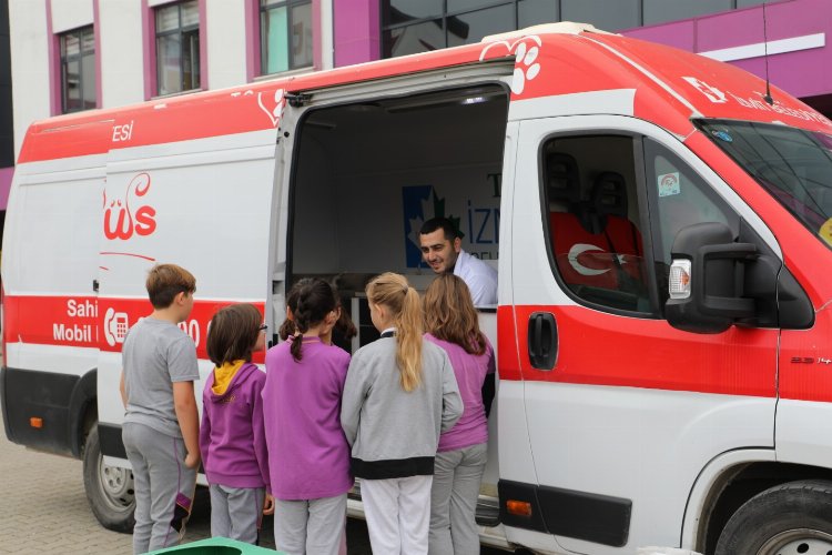 Kocaeli İzmit'te öğrencilerden Patibüs’e mama desteği