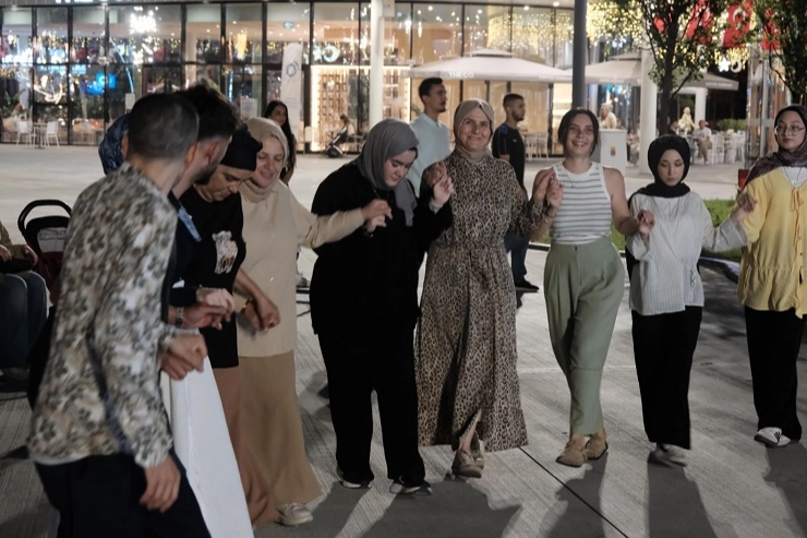 Kocaeli'nde Karadeniz rüzgârı Milli İrade Meydanı'nda esti