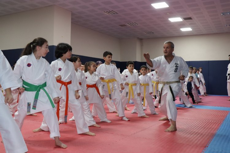 Kocaeli İzmit Belediyespor, geleceğin usta karatecilerini yetiştiriyor