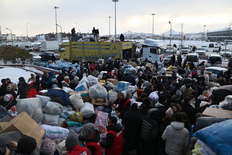 Konya Selçuklu'dan dayanışmaya 52 tır dolusu destek