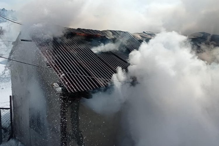 Köy evinde çıkan yangında yaşlı adam yanarak can verdi