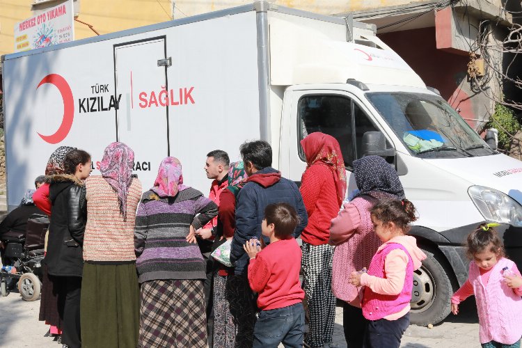 Kızılay Mobil Sağlık'la ilk gün 600 depremzedeye ulaştı