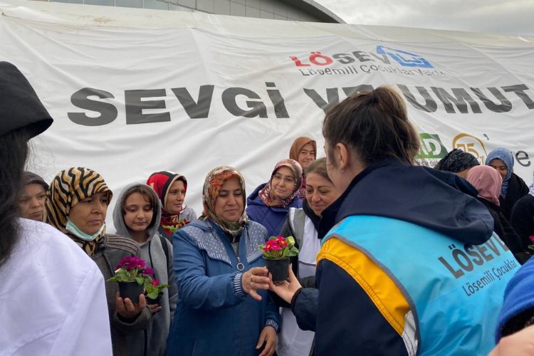 LÖSEV Kahramanmaraş'ta depremzede kadınları unutmadı