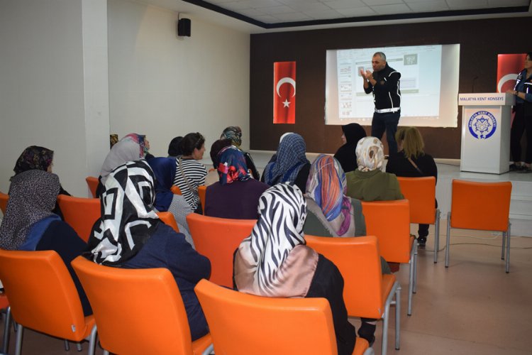 Malatya'da 'En İyi Narkotik Polisi Anne' anlatıldı