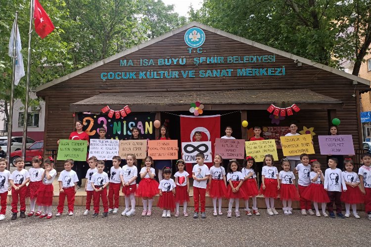 Manisa Büyükşehir'in minikleri 23 Nisan’ı kutladı