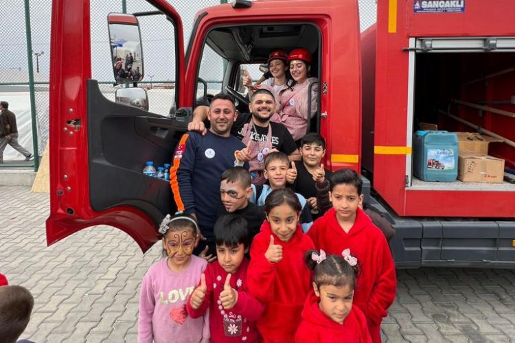 Manisa'da afetzede çocuklara itfaiyecilik eğitimi