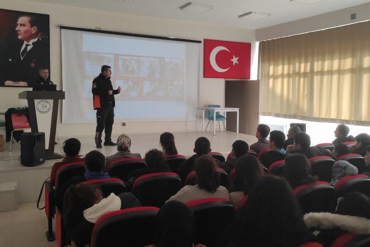 Manisa'da itfaiyeciler liselilerle buluşmaya devam
