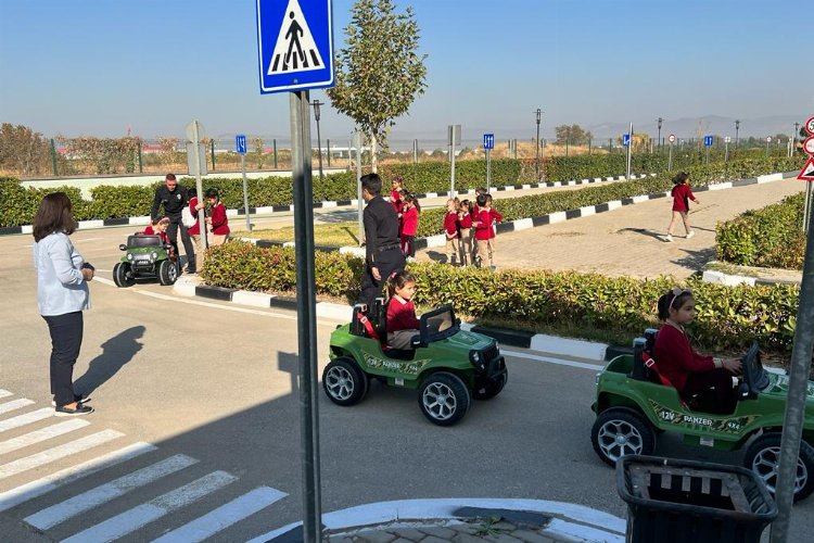Manisa'da minikler trafiği eğlenerek öğreniyor