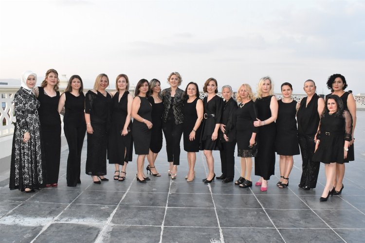 Manisa'da okul koridorlarından sahneye