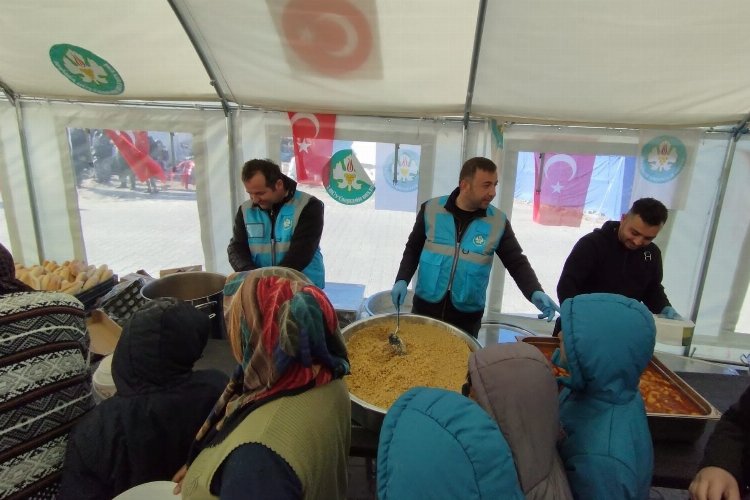 Manisa'dan afet bölgesinde sıcak aş dağıtımına devam