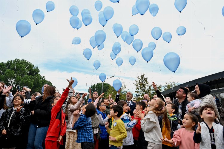 Mavi balonlar Bursa'dan gökyüzüne bırakıldı