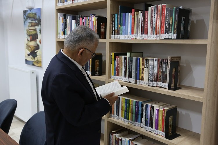 Memduh Büyükkılıç'tan Erkilet Kütüphanesi'ne ziyaret