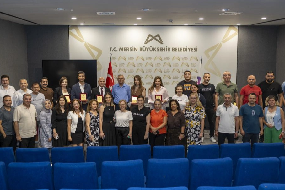 Mersin Büyükşehir’de görevde yükselen 22 personele plaket takdimi