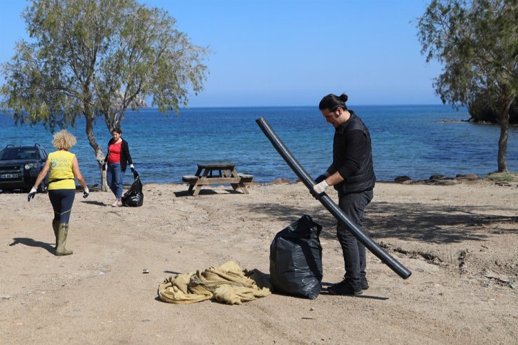 Muğla Bodrum'da gönüllüler sahili temizledi