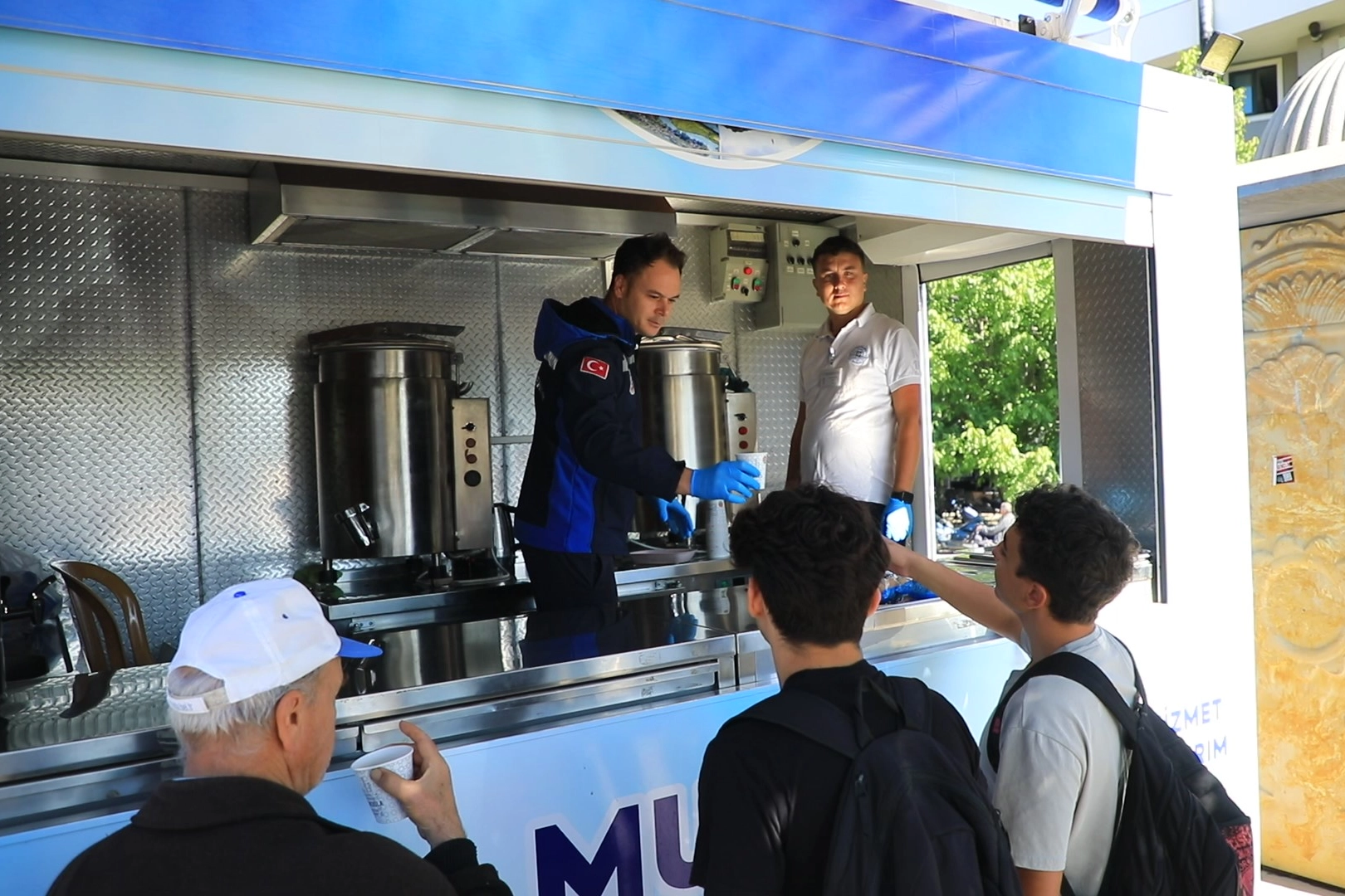 Muğla Büyükşehir sıcak bir çorba ile öğrencilerin yanında