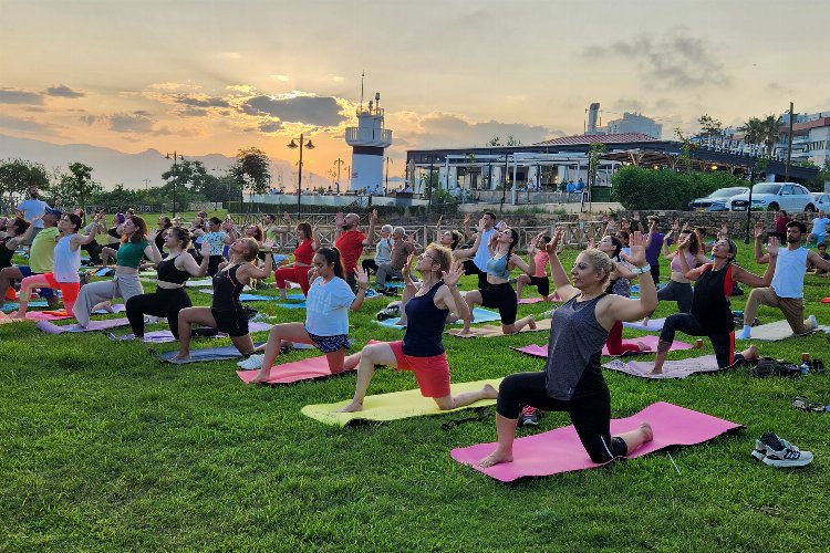 Muratpaşa'da Dünya Yoga Günü'ne özel seans