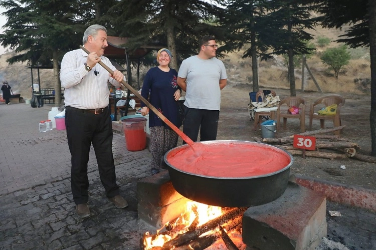 Mustafa Palancıoğlu salça kaynatma günlerine katıldı