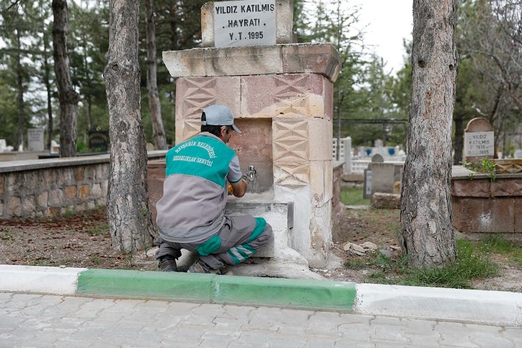 Nevşehir Belediyesi'nden mezarlıklara temizlik