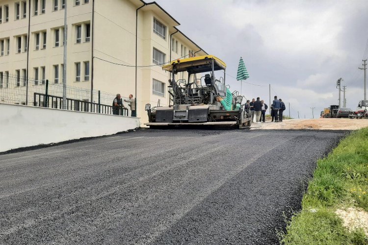 Pazaryeri’nde okul yollarına sıcak asfalt