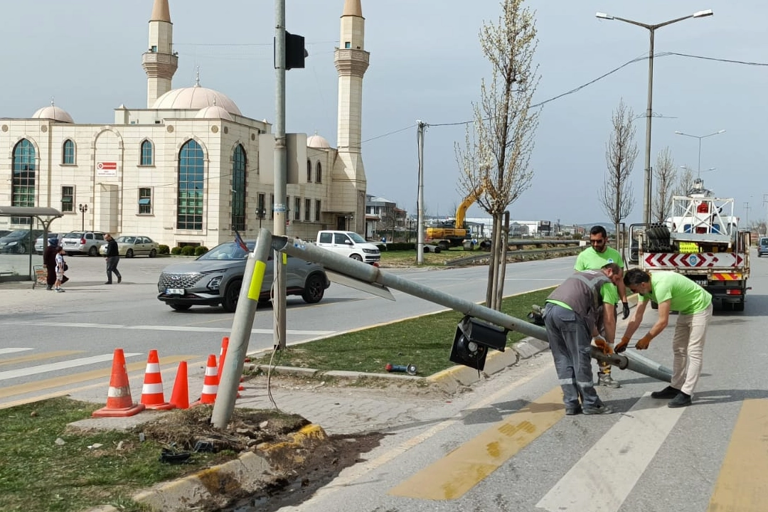 Sakarya'da kullanılamaz hale gelen trafik ışığına hızlı müdahale!