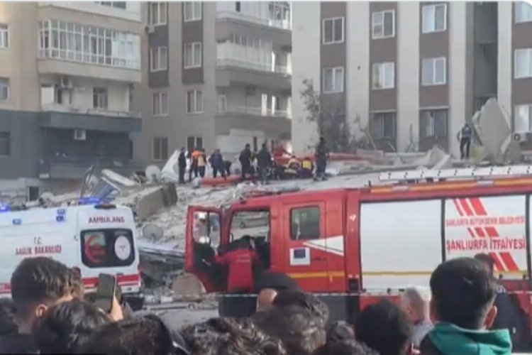 Şanlıurfa'da ağır hasarlı bina çöktü... Yaralılar var!